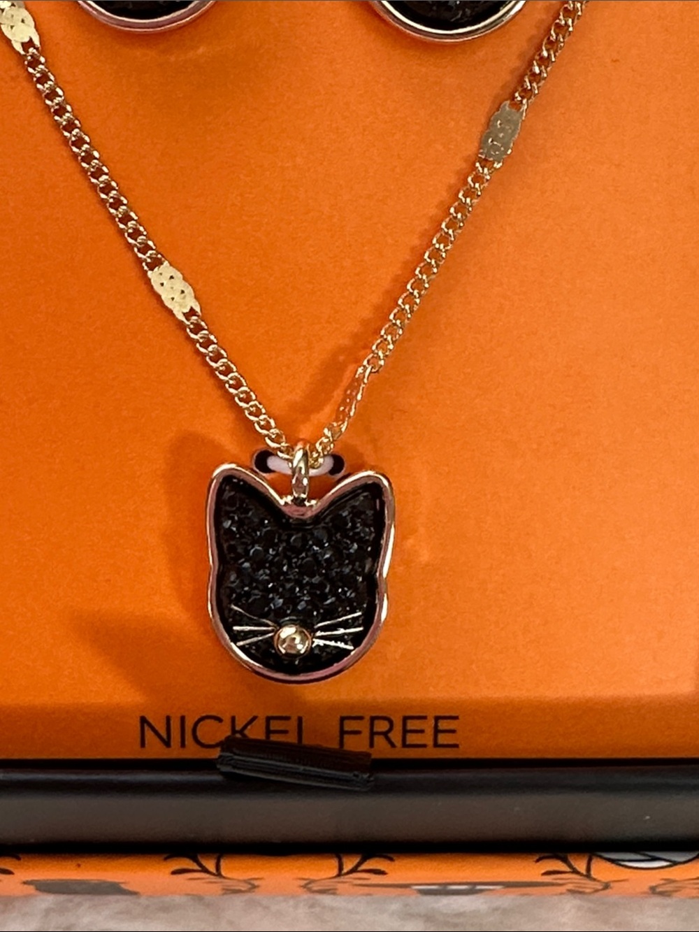 True to form matching black cat necklace and earrings - Picture 3 of 3